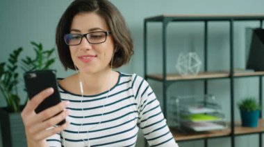 Akıllı telefon kullanan kadın