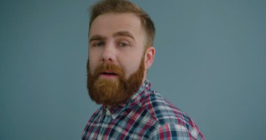 Sakallı genç hipster adam 