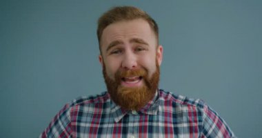 Sakallı genç hipster adam 