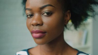 Dönüm başına kamera ve gülümseyen güzel Afrikalı-Amerikalı kadın portresi kapatın. Yakın çekim