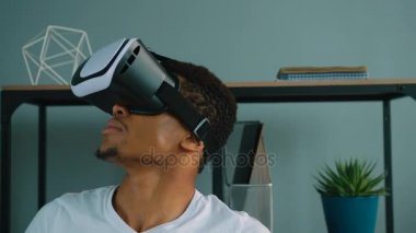 Ofiste VR gözlük kullanan siyah Afrika kökenli Amerikalı adam. Çıktıktan man aroung arıyorum