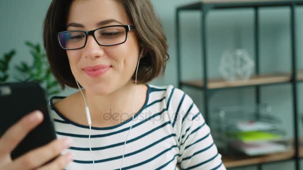 Mulher em óculos usando telefone inteligente — Vídeo de Stock