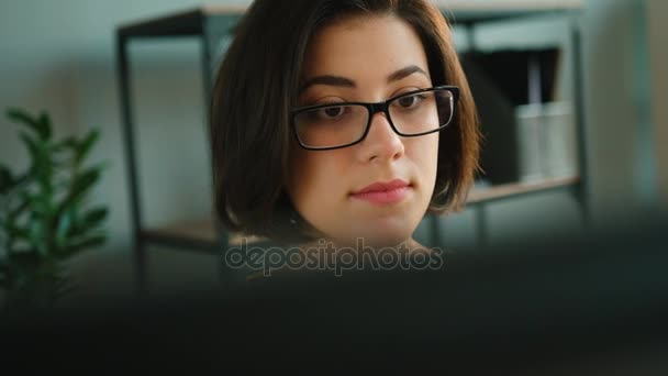 Woman in glasses working with laptop — Stock Video