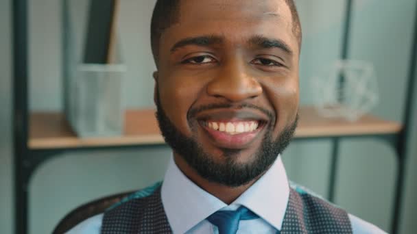 Close up of smiling african american businessman looking at the camera and smiling. Black man at the office — Stock Video