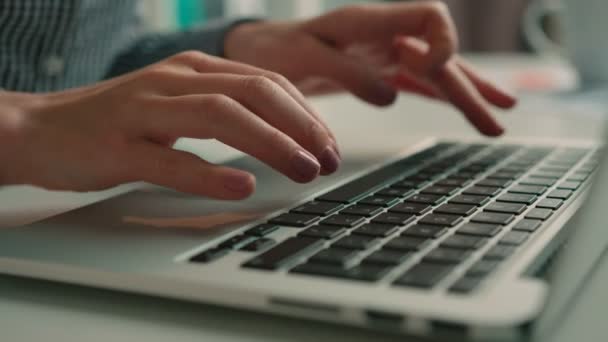 ノート パソコンのキーボードで入力する女性を閉じます。女性の手をキーボードで入力します。ドーリー ショット — ストック動画