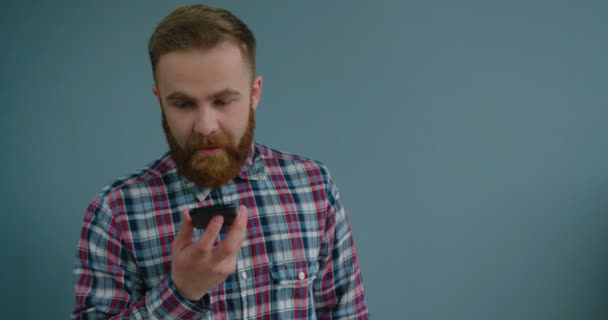 Man talking on smart phone — Stock Video