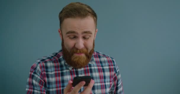 Man aan het praten op smartphone — Stockvideo