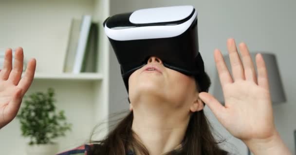 Teenager Mädchen Videos mit vr Headset. junges Mädchen, das auf der Couch sitzt und zu Hause eine Virtual-Reality-Brille benutzt. Nahaufnahme — Stockvideo