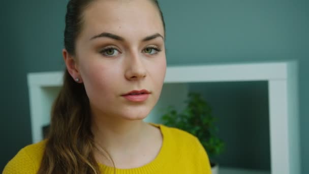 Привлекательная женщина в желтом свитере — стоковое видео