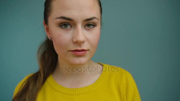 Jovem mulher em suéter amarelo — Vídeo de Stock