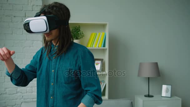 Fiatal csípő ember használ virtuális-valóság sisak otthon raszta. Férfi táncol, és mozog a ritmust. VR szemüveg. — Stock videók