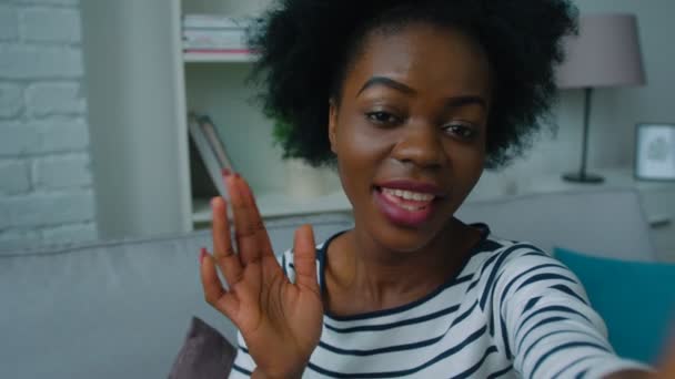 Belle femme noire afro-américaine ont chat vidéo en ligne vith amis. Femme parlant à la caméra et saluant à la maison. Gros plan — Video