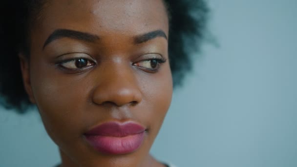 Zwarte Afrikaanse Amerikaanse vrouw meteen kijken naar de camera en glimlachen. Portret geschoten. Close-up — Stockvideo