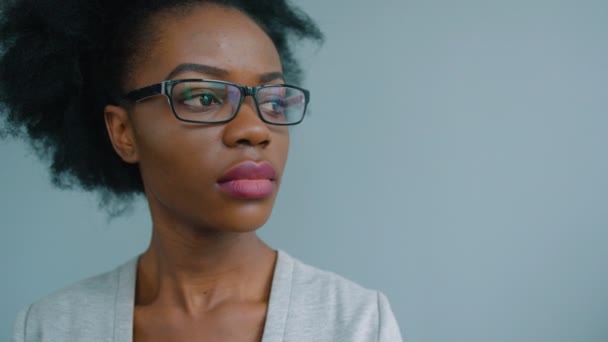 黒アフリカ系アメリカ人女性は笑みを浮かべて、まっすぐカメラを見て眼鏡を着用します。肖像画のショット — ストック動画