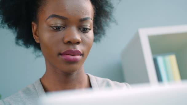 Dizüstü bilgisayar ile ofiste çalışan güzel Afro-Amerikan iş kadın — Stok video