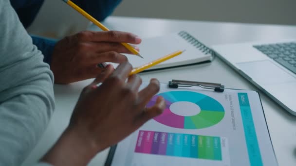 Close-up van Afro-Amerikaanse business mensen samen te werken op kantoor met financiële grafieken. Close-up van handen aan de office-tafel — Stockvideo