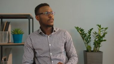 Ofiste kameraya gülümseyen yakışıklı Afrikalı-Amerikalı iş adamı portresi