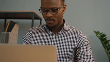 Ofiste dizüstü bilgisayar kullanan Afrikalı-Amerikalı iş adamı. Tipik dizüstü klavye üzerinde siyah ofis çalışanı. Yakın çekim