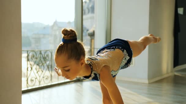 Detailní záběr portrét mladé dívky školení v gymnastické cvičení s míčem v ateliéru na město nadmořské výšce pozadí. — Stock video