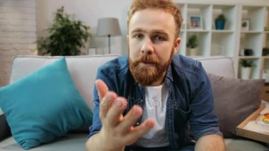 Rahat gömlek futbol maçı ve ekibi evde otururken bir hedef eksik izlerken kızgın duygu duygusal delikanlı.