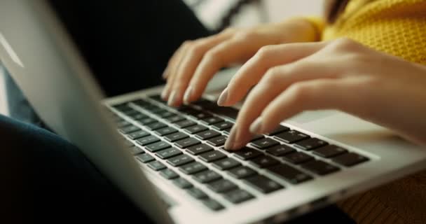 Fermer les mains de la femme tapant sur le clavier d'ordinateur portable à l'intérieur. Doigts de gros plan tapant sur le clavier — Video