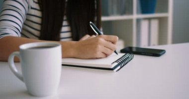 Not Defteri, defter, ofis yazma kadın kapatın. Kadın el kaydetti. Yakın çekim