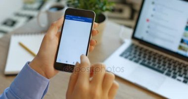 New York - 17 Ocak 2016: sosyal ağ. Rezervasyon com kullanan genç kadın app akıllı telefon aygıtındaki. Otel için yer arayan kadın. Kalacak bir yer arıyorum. Rezervasyon com kullanarak eller