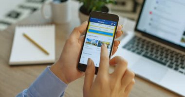 New York - 17 Ocak 2016: sosyal medya. Rezervasyon com kullanan genç kadın app akıllı telefon aygıtındaki. Kadın, otel için arıyor de. Atış kapatın