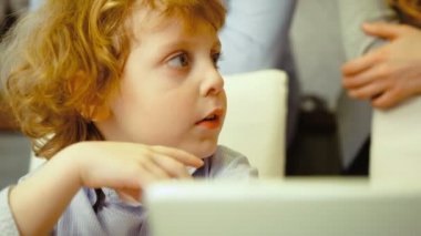Mavi gözlü ve sarışın bir dijital tablet evde izlerken ile beyaz büyüleyici küçük çocuk portresi.