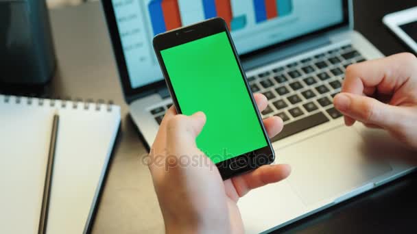 Hombre de negocios manos usando el teléfono inteligente con grito verde para crear el informe. Clave de croma. Posición vertical . — Vídeo de stock