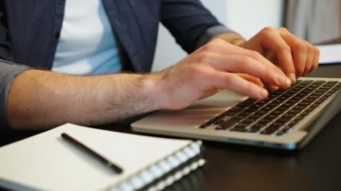 Eller şık modern ofis dizüstü bilgisayarda yazarak onun iş yerinde, beyaz adamın portresi. Kapalı.