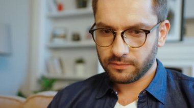 Sakallı bardaklarda konsantre beyaz çekici adam ve siyah saçlı mavi gömlekli portresi. Kapalı.