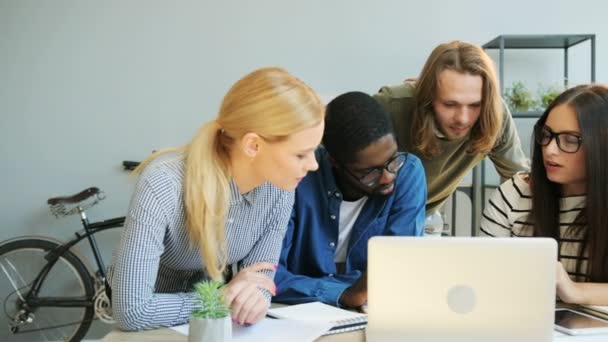 Equipo internacional de negocios que trabaja en el proyecto global en el portátil en la oficina moderna . — Vídeos de Stock