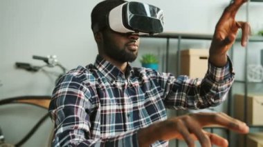 Afrikalı zenci vr modern ofiste ilginç video izlemek için gözlükle rahat gömlekli. Yakın çekim.