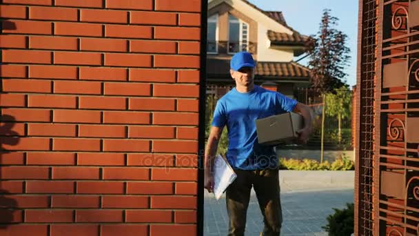 Courier leverans kartong till hus, lyckliga kvinnan ta emot paketet. — Stockvideo
