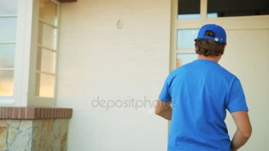 Pizza teslimi adam genç çekici kadına şık evde iki pizza teslim gülümseyen.