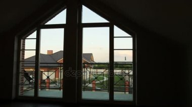 Parlak gün batımı ev, Bahçe landskape Görünümü penceresinden parlar.