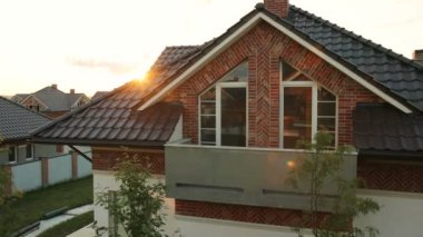 Kahverengi büyük modern ev çatısı, atış sırasında güneş ışığı kapatın. Dolly vurdu.