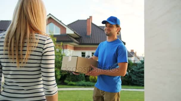 Courier leverera kartong till hus, lyckliga kvinnan ta emot paketet och känna sig väldigt glad. — Stockvideo