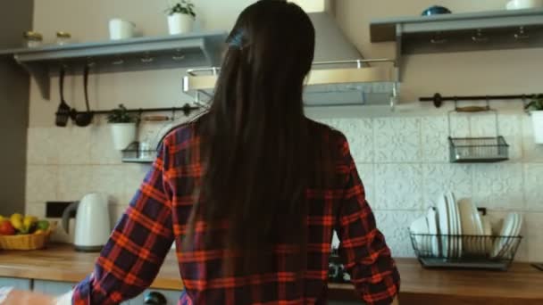 Vrouw in de keuken lopen en dansen, kijken naar de camera en glimlachend. Close-up. Portret shot — Stockvideo