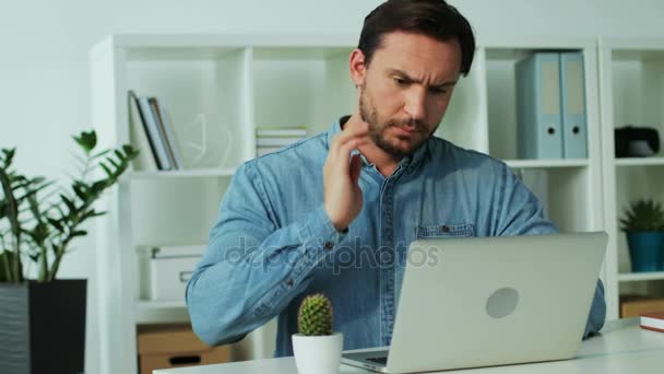 Κουρασμένος επιχειρηματίας σε μπλε φούστα φινίρισμα εργασία για το φορητό υπολογιστή στο γραφείο, έχοντας ενοχλητικό painin στο λαιμό. — Αρχείο Βίντεο