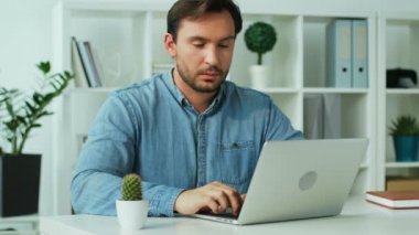 İş adamı raporu laptop ve nihai sonuç sürpriz yapıyor. Kapalı ofis vurdu.