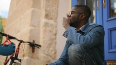 Rahat kıyafetler uzun Bisiklet gezi şehrin sonra rahatlatıcı katmanlı Afrika adam.