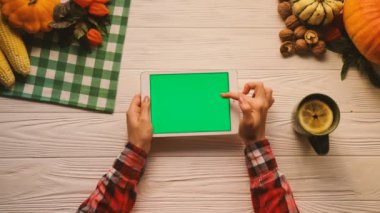 Meyve, fındık ve Beyaz ahşap masa sebze sonbahar üstten görünüm düz yatırın. Kaydırma, dokunarak, yeşil ekran tablet cihaz üzerindeki Sayfa yakınlaştırma kadın. Yatay konum. Chroma anahtar