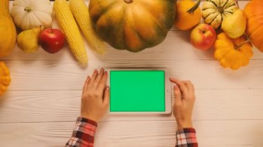 Beyaz ahşap masa üzerinde üstten görünüm sebze, meyve ve tablet ile yeşil perde. Düz yatıyordu. Chroma anahtar. Kaydırma, yakınlaştırma.