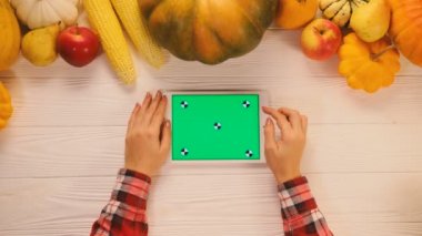 Sebze, meyve ve tablet ile beyaz tahta masada Yeşil perde düz yatırın. Üstten Görünüm. Chroma anahtar. Hareket izleme