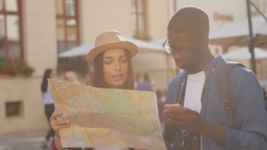 Genç çift holding harita
