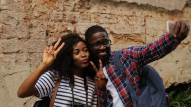 Afrikalı çift fotoğraf çekmek