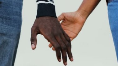 El ele tutuşan çift