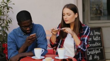 Smartphone kullanarak kahve ile Çift